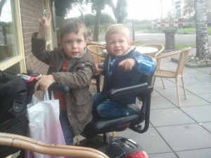 Levi en Jesse op de scootmobiel