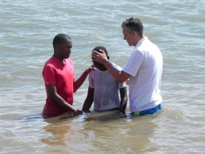 Sibonelo (in het midden) met Bonginkosi (links) en Peter (rechts)