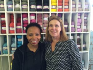 Mbali samen met Candice, haar werkgever bij Electrical Centre