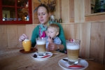 Genieten van chocolademelk en latte machiato