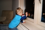 Sinterklaas uitzwaaien door ons raam!